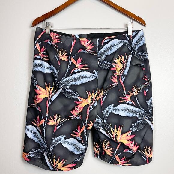 Tommy Bahama Men's Black North Shore Pixel in Paradise 9" Board Shorts size 32 - Picture 4 of 9